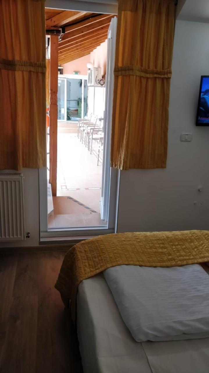 Pensiunea Sergiu & Geanina Arad Buitenkant foto